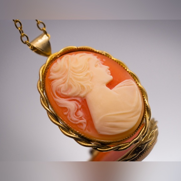 Vintage 1970s Avon Cameo Pendant Necklace - Picture 4 of 9